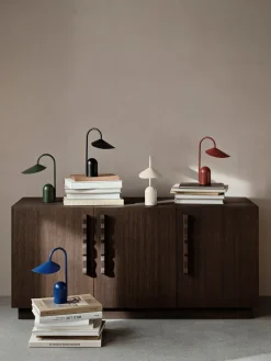 Lámpara de mesa pequeña LED regulable Arum, portátil