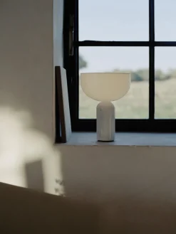 Lámpara de mesa pequeña móvil de mármol Kizu, regulable