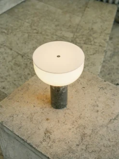 Lámpara de mesa pequeña móvil de mármol Kizu, regulable