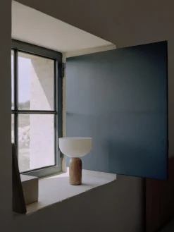 Lámpara de mesa pequeña móvil de mármol Kizu, regulable