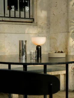 Lámpara de mesa pequeña móvil de mármol Kizu, regulable