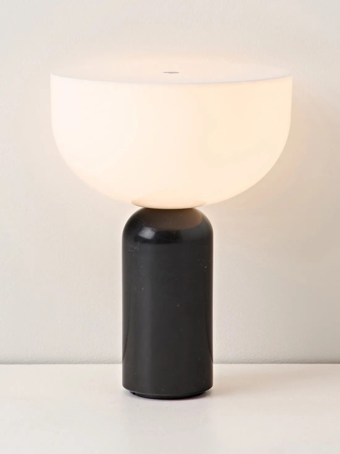 Lámpara de mesa pequeña móvil de mármol Kizu, regulable