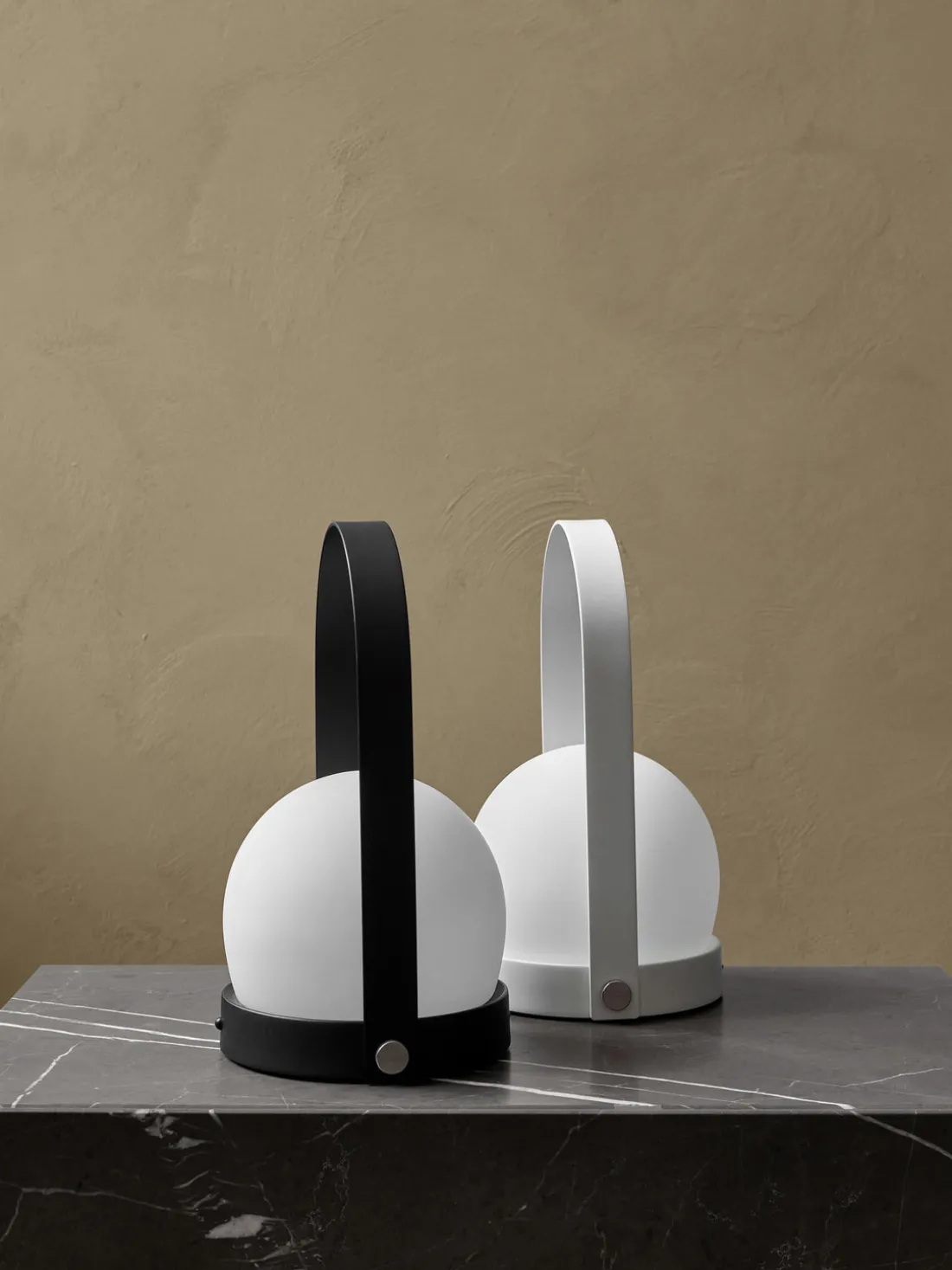 Lámpara de mesa pequeña regulable Carrie, portátil