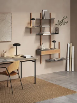 Lámpara de mesa pequeña regulable LED Emendo, con estación de carga