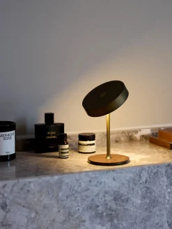 Lámpara de mesa pequeña regulable On The Move, portátil