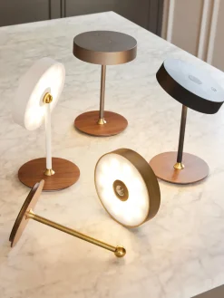 Lámpara de mesa pequeña regulable On The Move, portátil