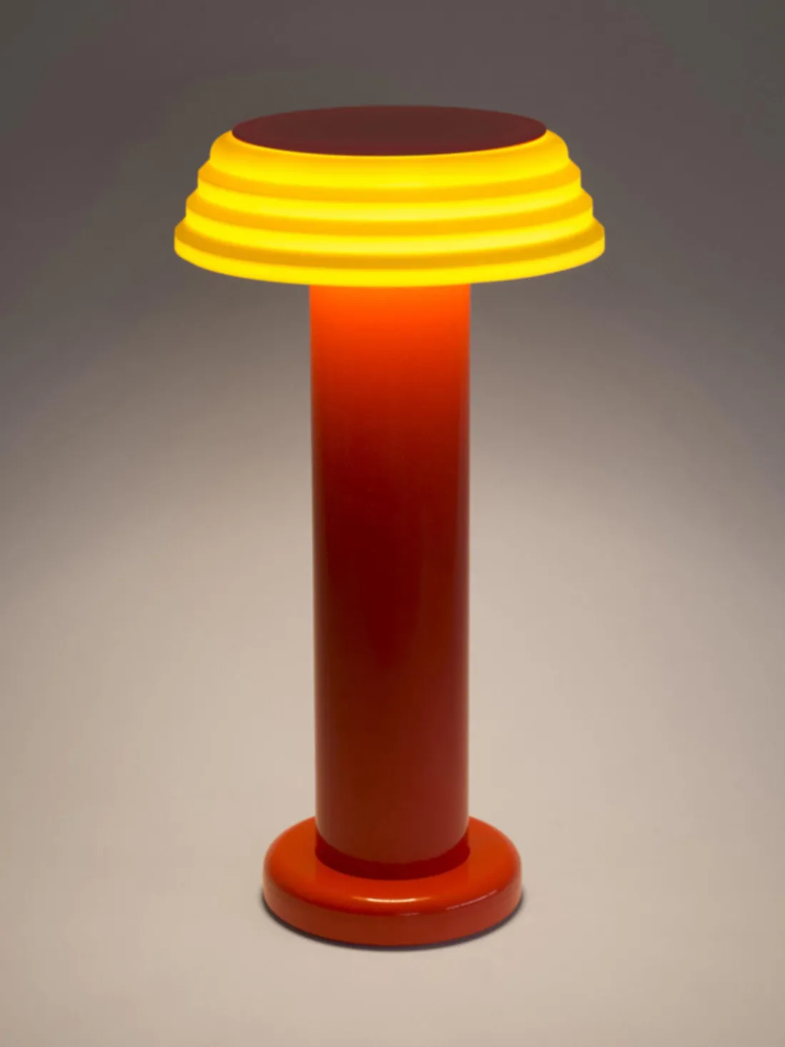 Lámpara de mesa pequeña regulable LED PL1, portátil