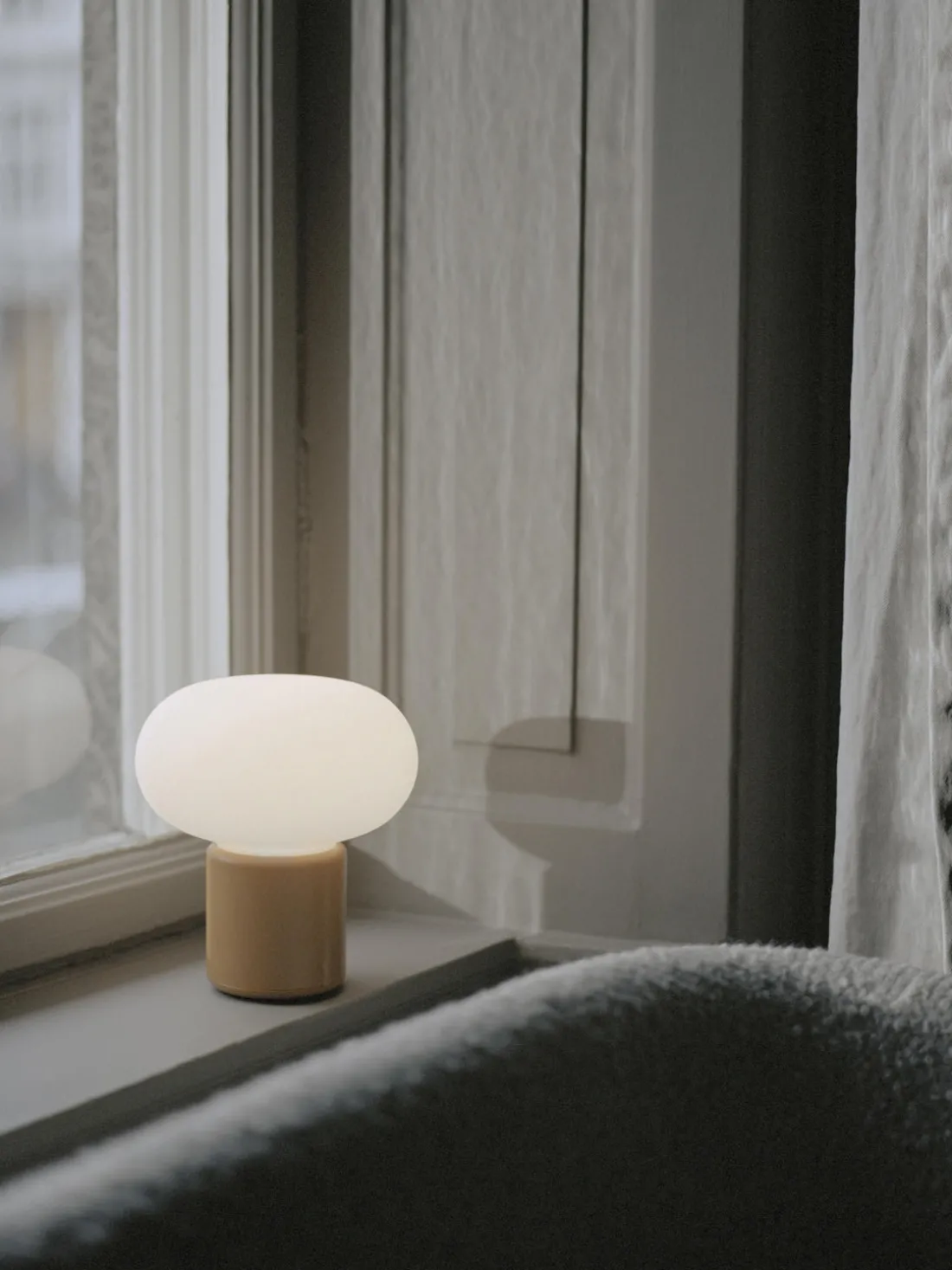 Lámpara de mesa pequeña regulable Karl-Johan, portátil