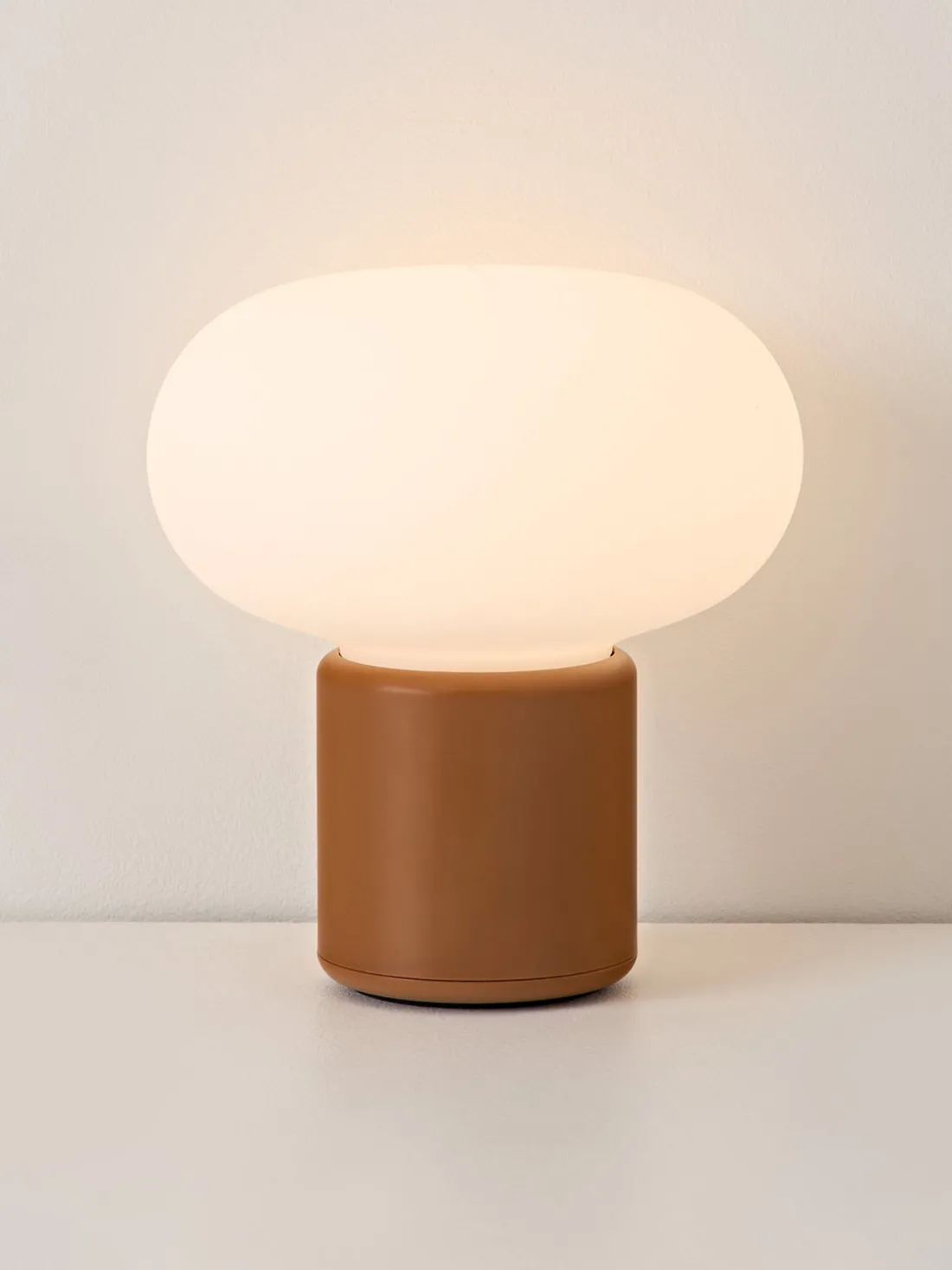 Lámpara de mesa pequeña regulable Karl-Johan, portátil