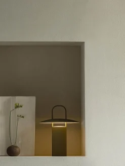 Lámpara de mesa regulable LED Ray, con puerto USB