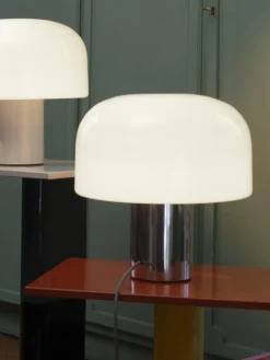 Lámpara de mesa regulable de cristal opalino Bellhop