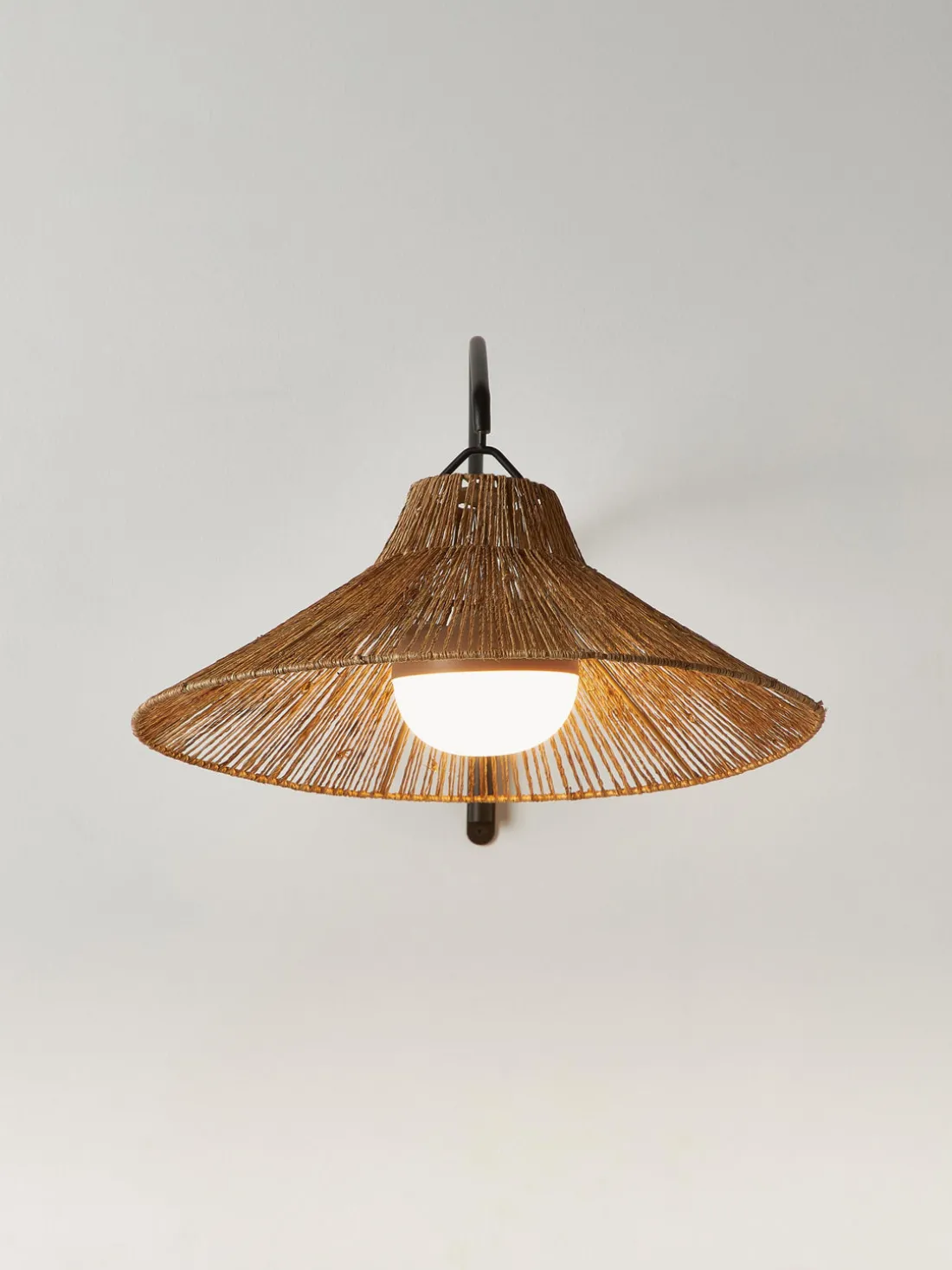 Lámpara de pie artesanal regulable LED Niza, con mando a distancia