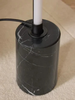 Lámpara de pie LED con base de mármol Shelby
