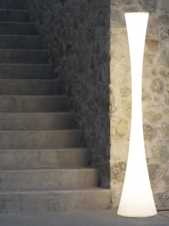 Lámpara de pie para exterior regulable Biconica, con mando a distancia