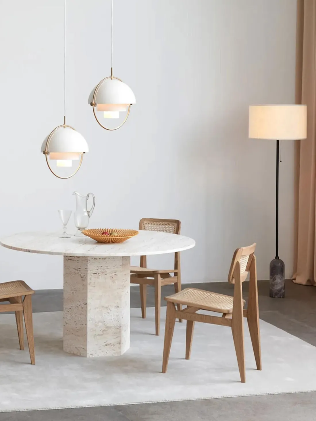 Lámpara de pie regulable con base de mármol Gravity