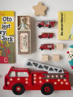 Lámpara infantil LED artesanal regulable Fire Truck, con función de temporizador y mando a distancia