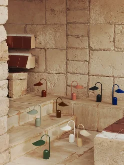 Lámpara LED de mesa pequeña regulable Arum, portátil