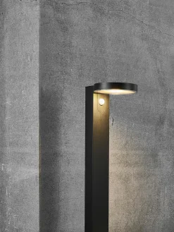 Lámpara solar de suelo Rica, con sensor de movimiento