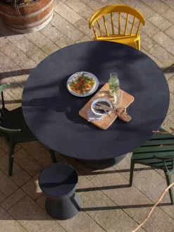 Mesa auxiliar redonda para exterior de cemento Dover