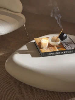 Mesa de centro baja en forma orgánica Pietra