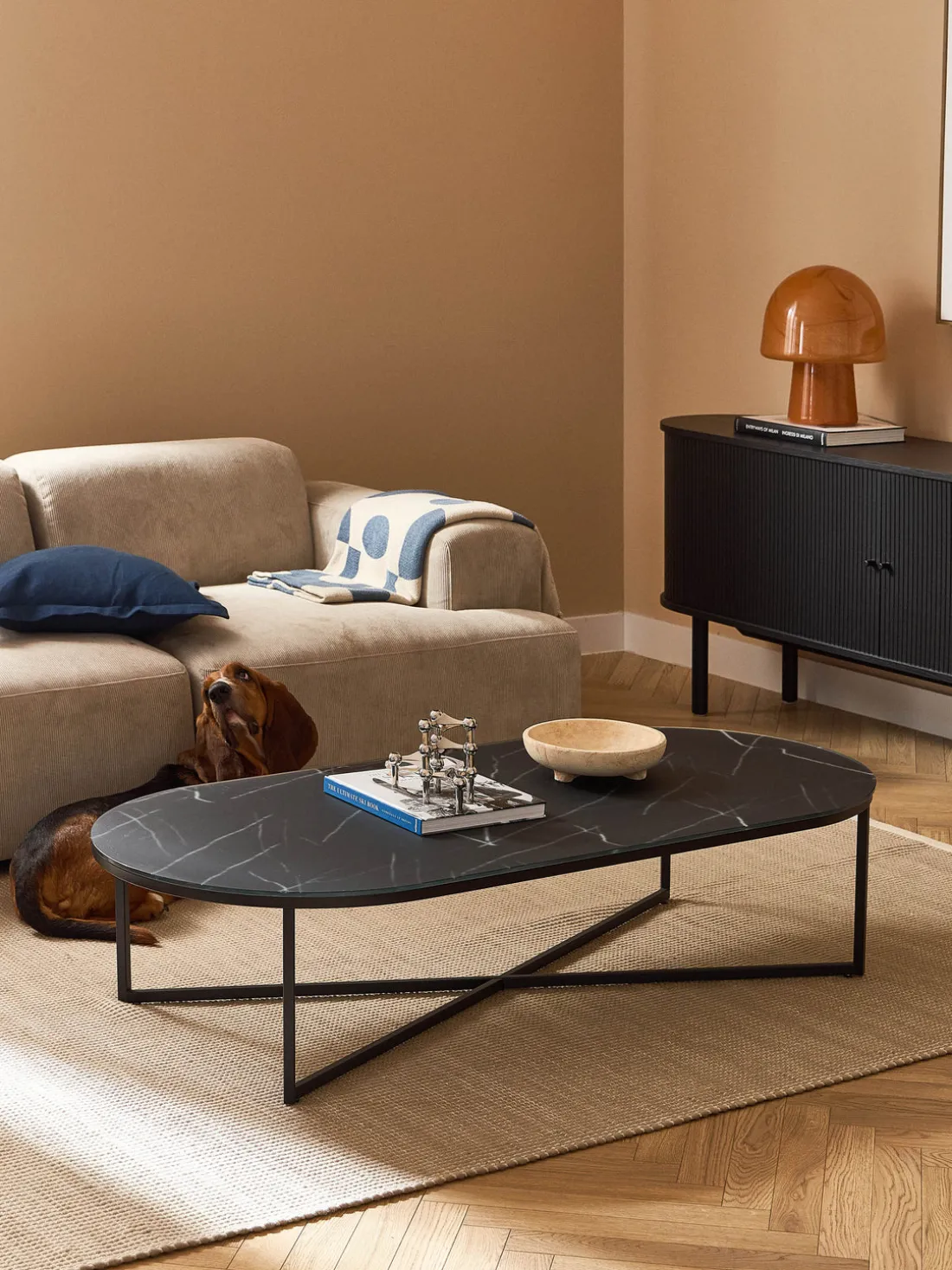 Mesa de centro ovalada con tablero de vidrio en look mármol Antigua