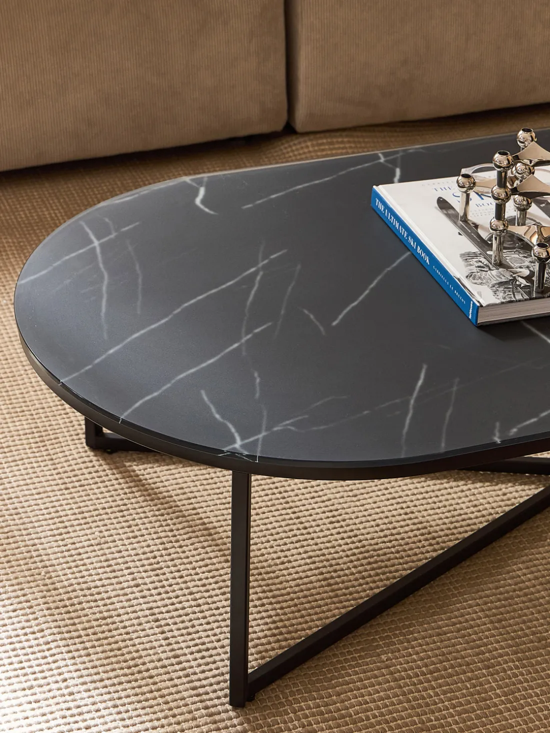 Mesa de centro ovalada con tablero de vidrio en look mármol Antigua