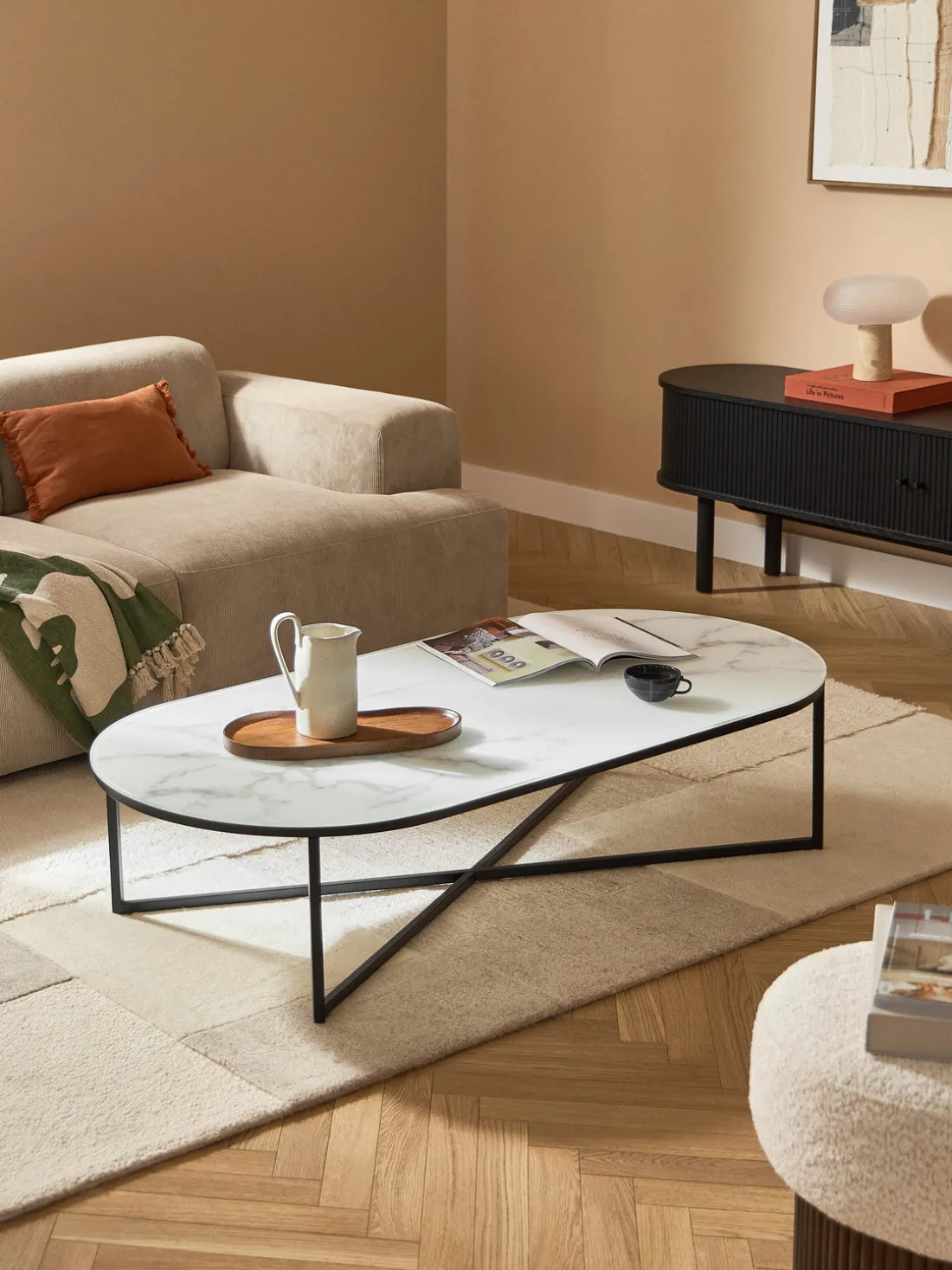 Mesa de centro ovalada con tablero de vidrio en look mármol Antigua