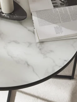 Mesa de centro redonda con tablero de vidrio en look mármol Antigua