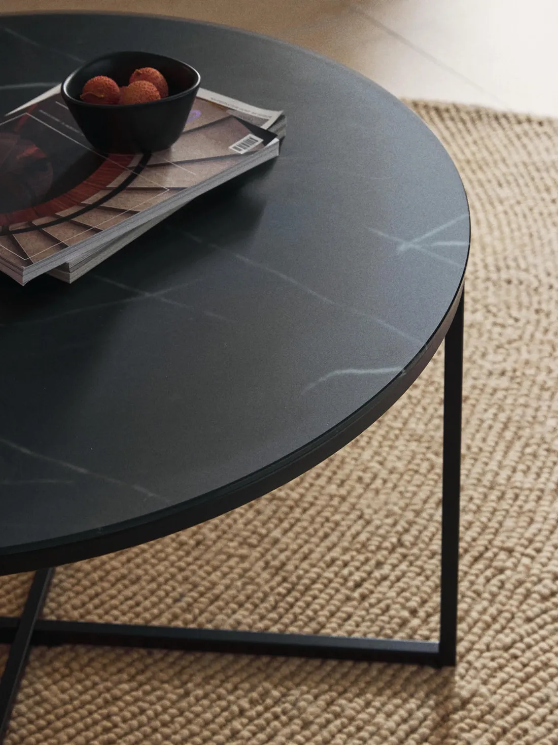 Mesa de centro redonda con tablero de vidrio en look mármol Antigua