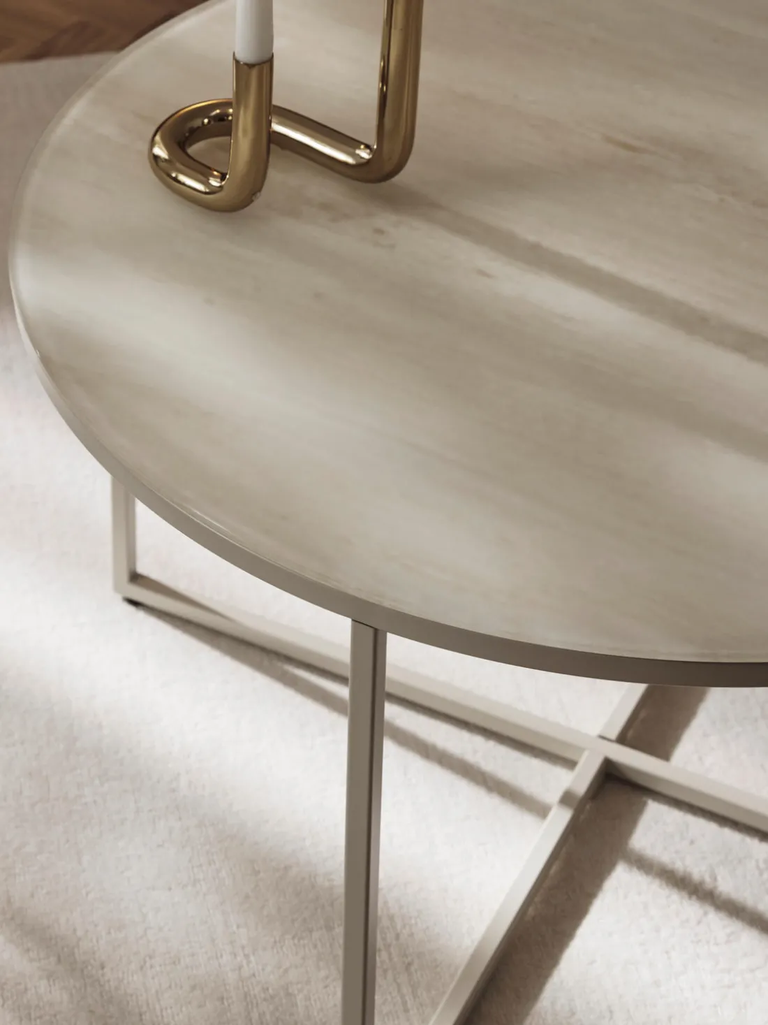 Mesa de centro redonda con tablero de vidrio en look travertino Antigua