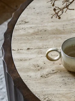 Mesa de centro redonda de madera de mango con tablero de travertino Cascia