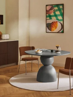 Mesa de comedor en forma orgánica Sahra, tamaños diferentes