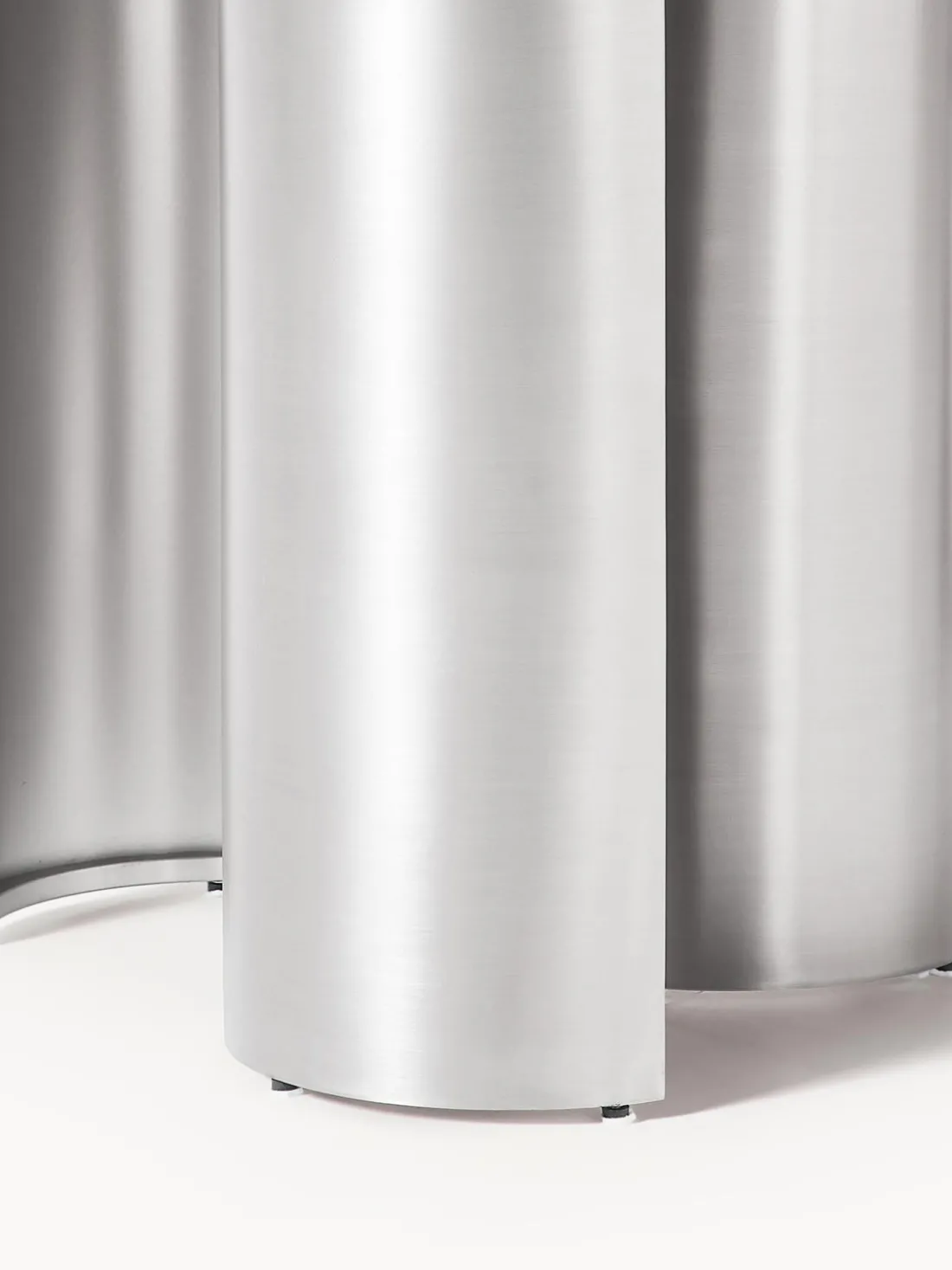 Mesa de comedor redonda con tablero de mármol Noam