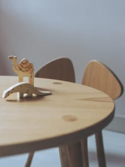Mesa infantil ovalada de madera Mouse