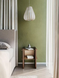 Mesilla de noche con elementos de metal Rami