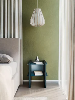 Mesilla de noche con elementos de metal Rami