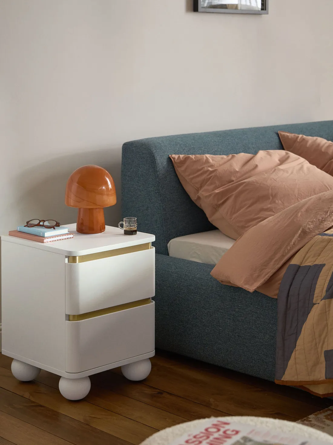 Mesilla de noche con patas esféricas Bumba