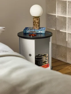 Mesilla de noche con puerta corredera Svea