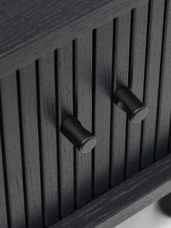 Mesita de noche con frente acanalado Calary