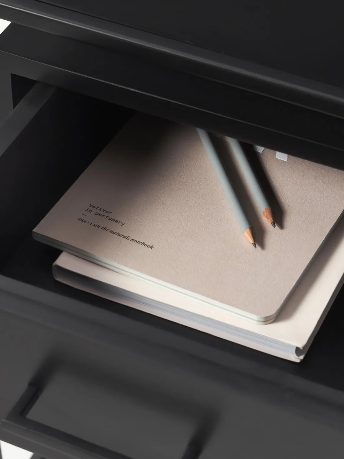 Mesita de noche de madera de mango Lyle