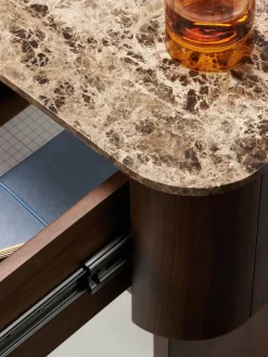 Mesita de noche de madera con tablero de mármol Zumi