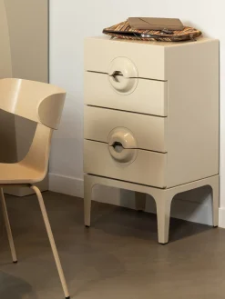 Mesita de noche de madera de eucalipto Merge