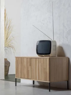 Mueble TV de madera de roble con frente acanalado Avourio, 2 puertas