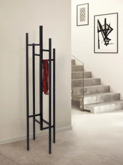 Perchero de pie de madera de roble Eigen