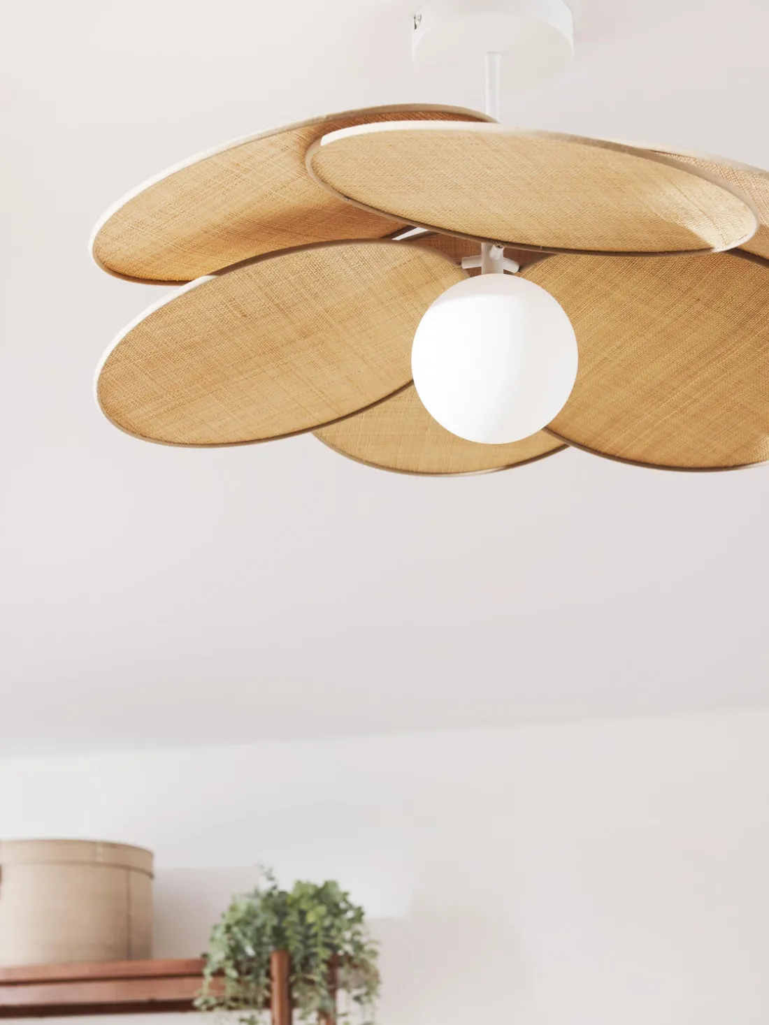 Plafón con adornos de fibras naturales Milani