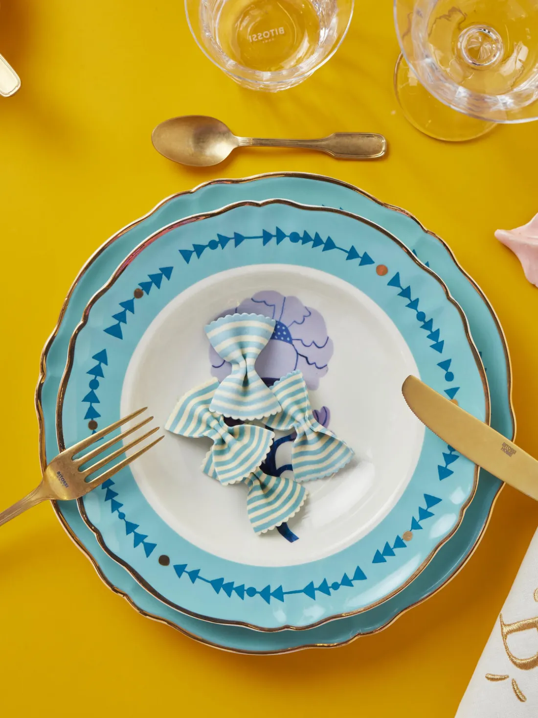 Plato hondo artesanal de porcelana Peony