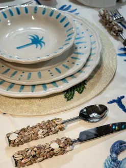 Plato hondo pintado a mano The Palms