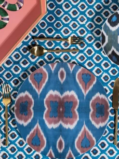 Plato llano artesanal de porcelana Ikat