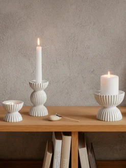 Portavelas de porcelana con relieves Tura