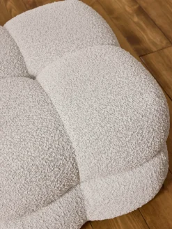 Puf en tejido bouclé Ellie